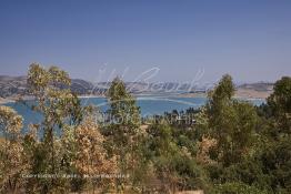 Image du Maroc Professionnelle de  Le barrage Oued El Makhazine, conçu pour le développement et  l'irrigation du périmètre du Loukkos. Ainsi les champs situés dans le triangle Ksar El Kébir, Larache, Moulay Bouselham profitent de cette infrastructure. Cette importante réalisation située sur El Oued Loukkos sert à la régularisation inter annuelle des débits tout en formant une protection contre les crues, au Jeudi 1er Septembre 2005 à cette datte le barrage dispose 309 Million de M3. (Photo / Abdeljalil Bounhar) 